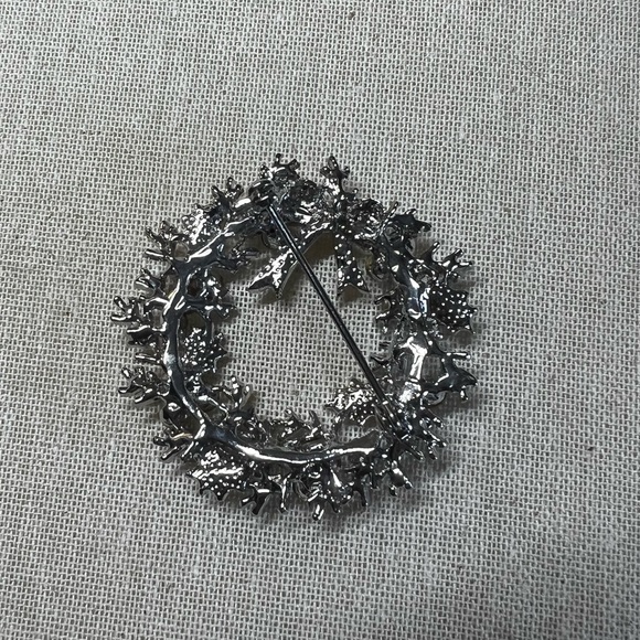 Holly Wreath Christmas Brooch - Picture 3 of 4